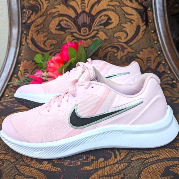 Pink 🩷 Nike running shoes 6.5Y - Picture 2 of 5
